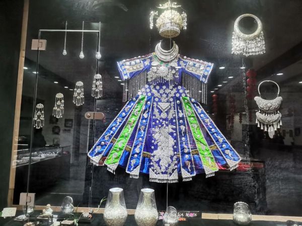 苗族文化非物质文化遗产（苗族银饰锻制技艺在哪学）-第2张图片-八三百科