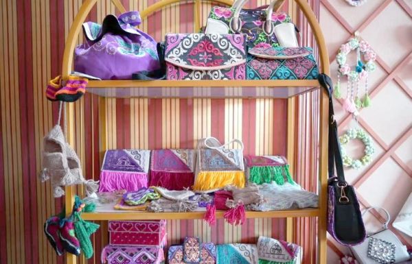 托木尔峰非物质文化遗产(托木尔峰柯尔克孜刺绣在哪里学)-第1张图片-八三百科 托木尔峰非物质文化遗产(托木尔峰柯尔克孜刺绣在哪里学)-第1张图片-八三百科