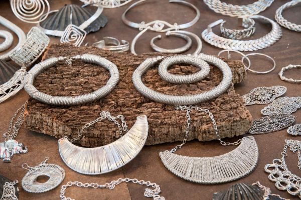 彝族银器非物质文化遗产（彝族银器制作工艺流程新手图解）-第1张图片-八三百科