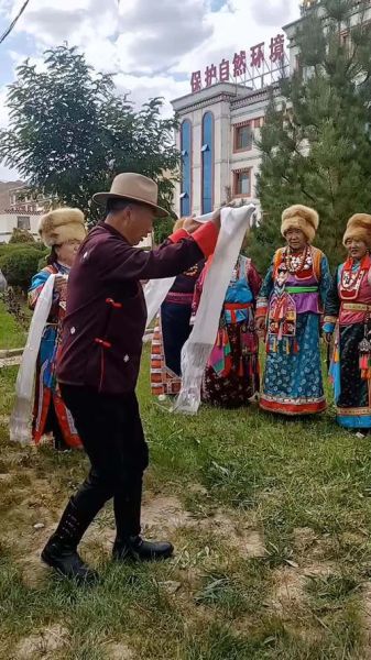 非物质文化遗产哈达(哈达怎么献才是正宗的礼仪)-第1张图片-八三百科 非物质文化遗产哈达(哈达怎么献才是正宗的礼仪)-第1张图片-八三百科