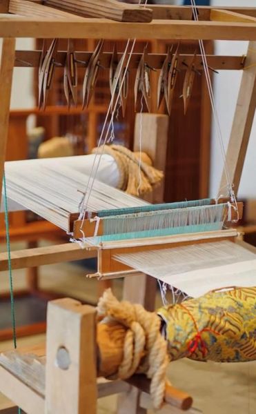 缂丝非物质文化遗产(缂丝非遗技艺入门教程)-第3张图片-八三百科 缂丝非物质文化遗产(缂丝非遗技艺入门教程)-第3张图片-八三百科